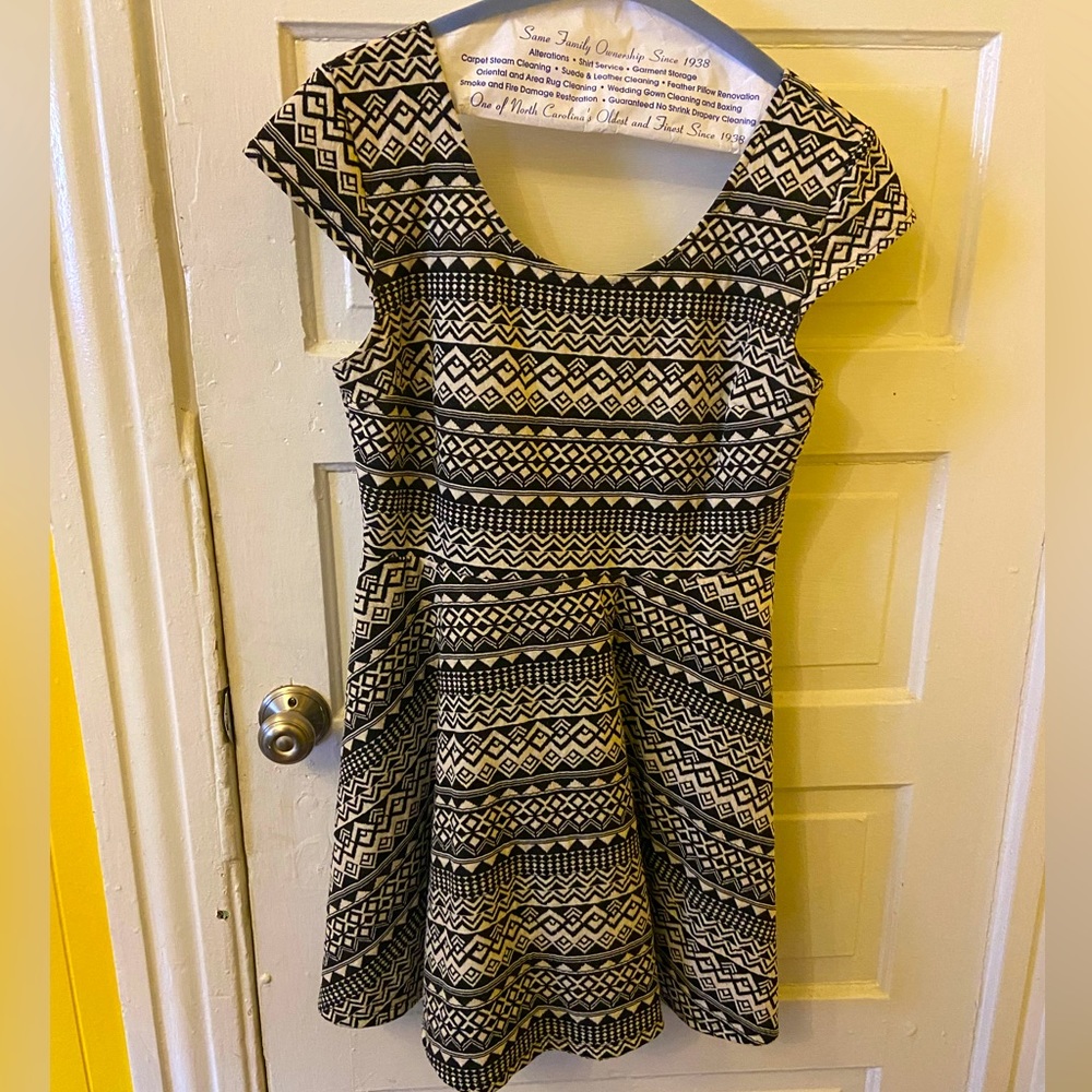 Mossimo fit and flare geometry skater dress in black and off-white - XL